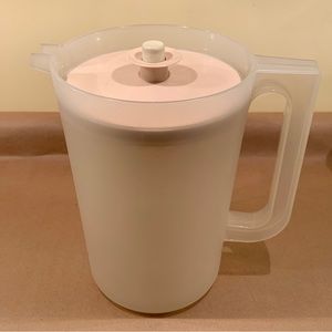 Tupperware 2-Qt. Pitcher